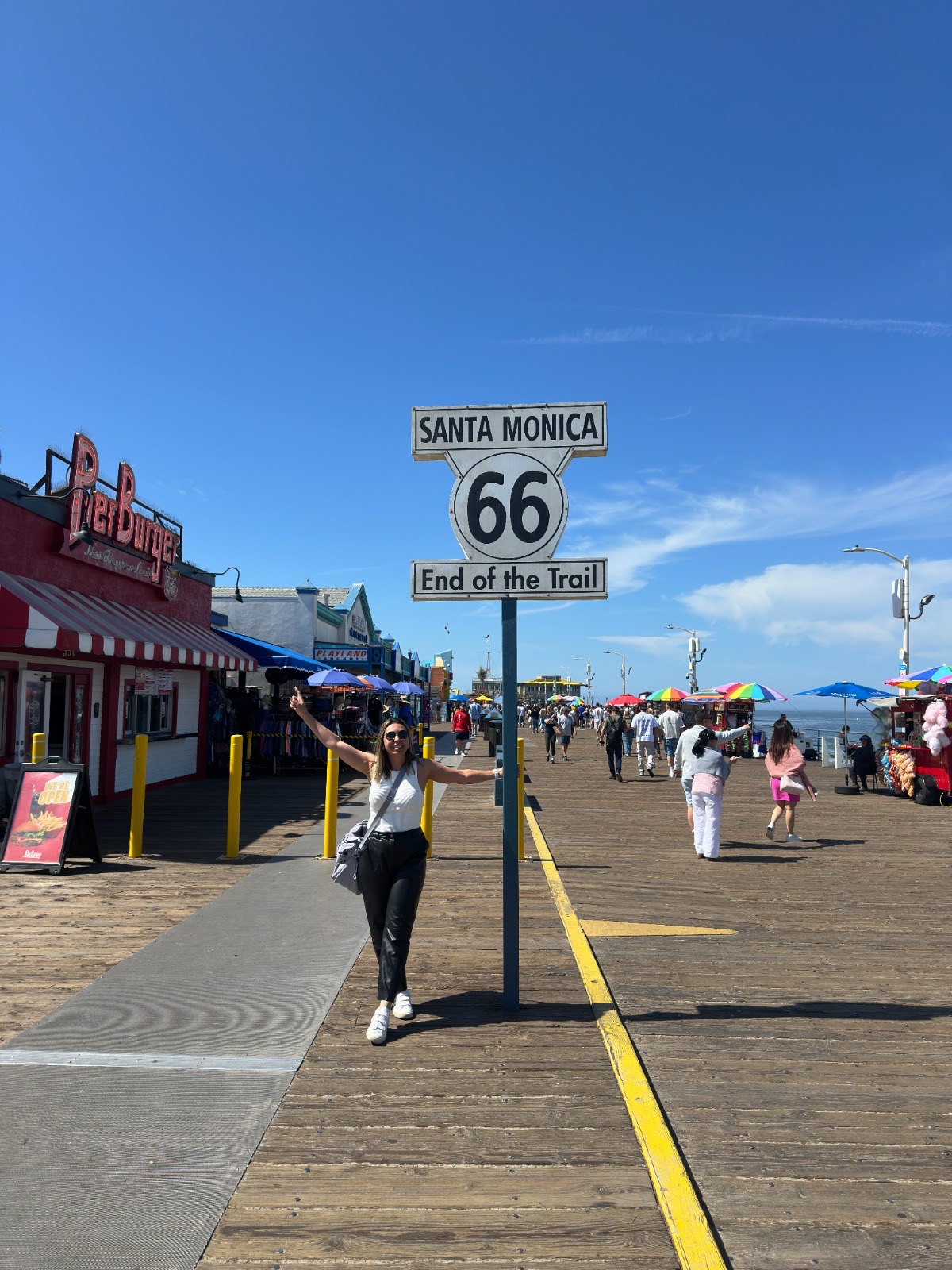 Karen e Vitor no Santa Monica Pier, fim da Rota 66, em Los Angeles