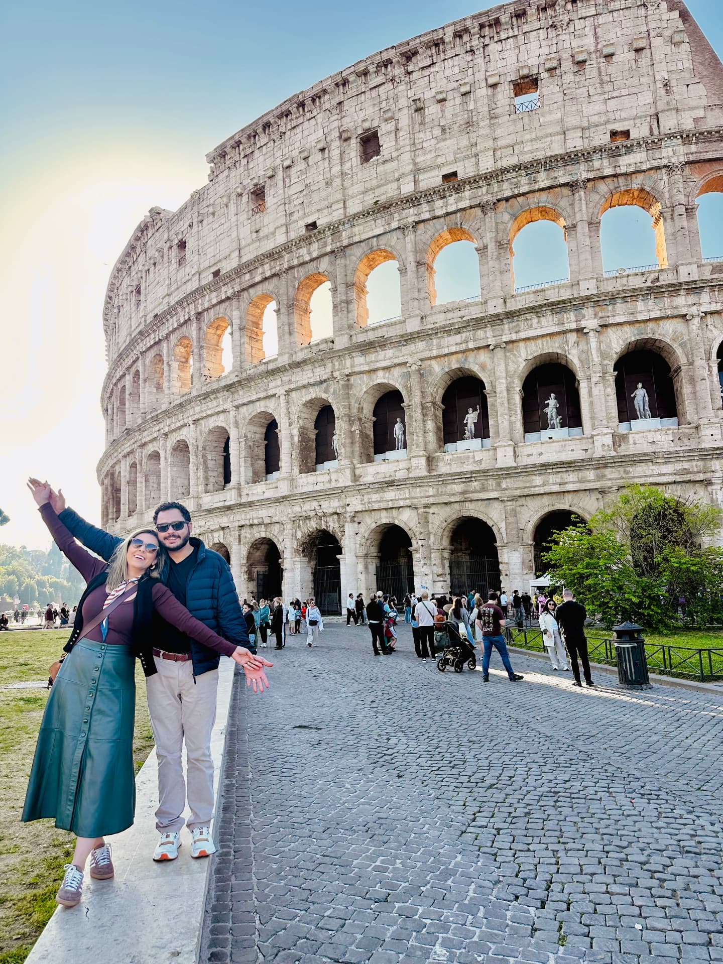 Karen e Vitor em frente ao Coliseu, em Roma
