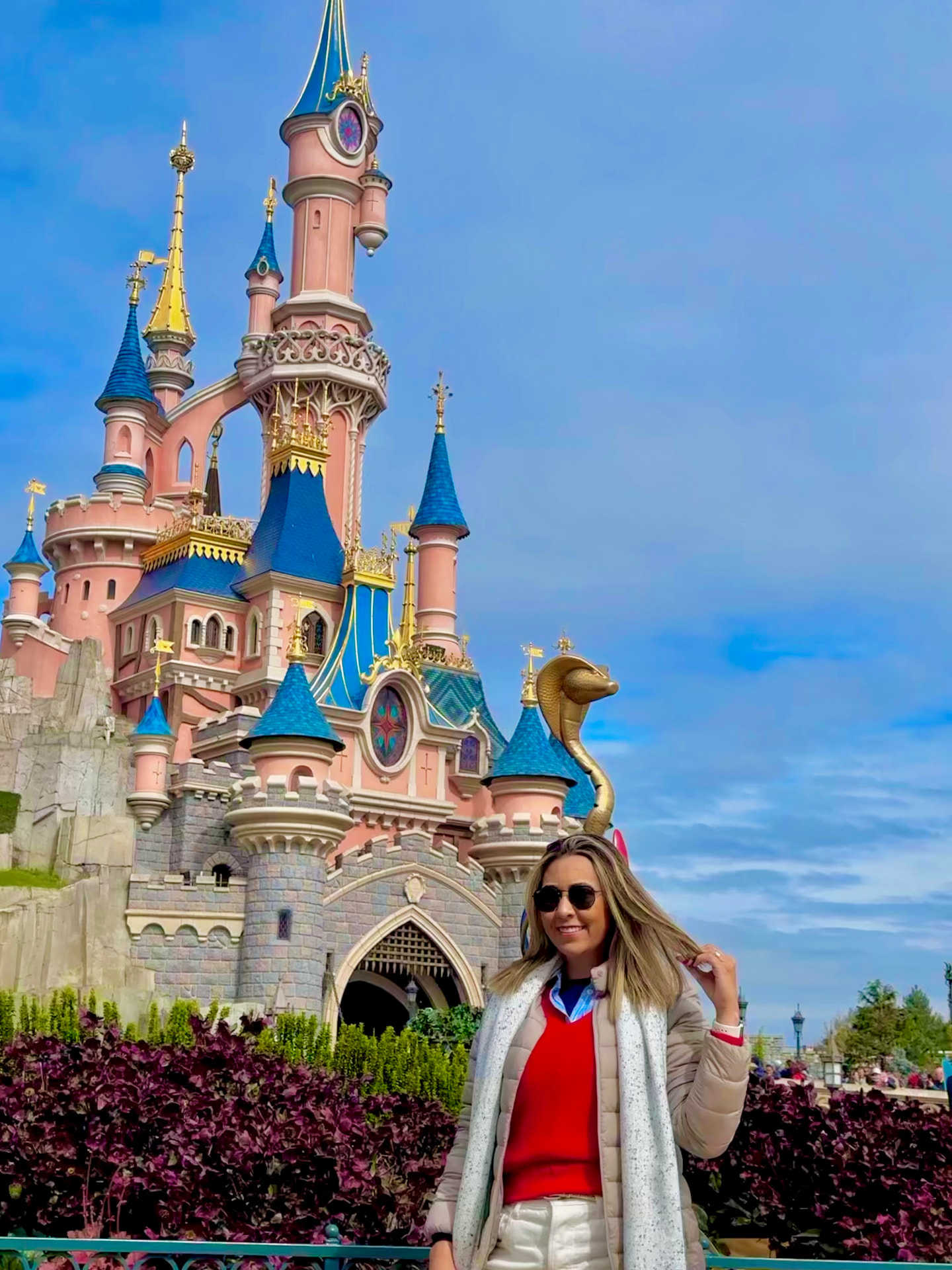 Karen em frente ao Castelo da Bela Adormecida, na Disneyland Paris