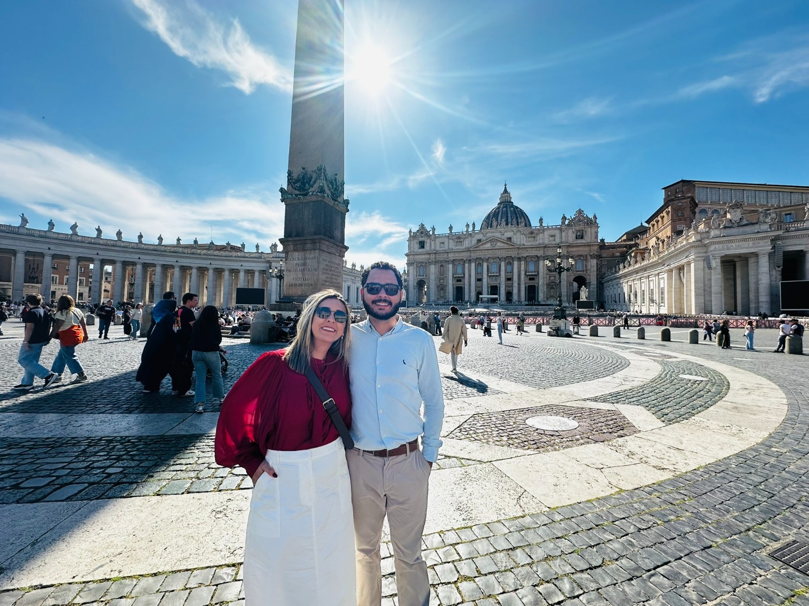 Karen e Vitor na Praça de São Pedro, no Vaticano
