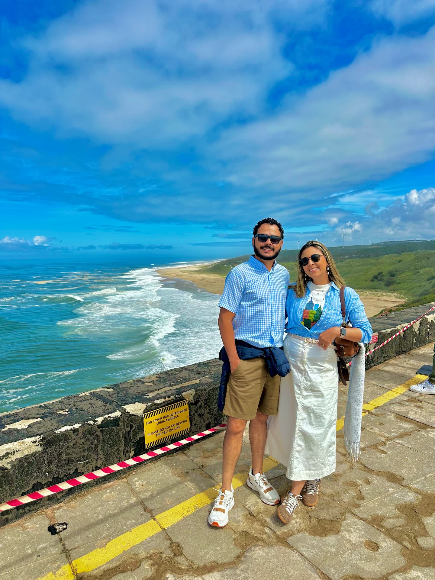 Karen e Vitor no mirante com vista para a praia de Nazaré, em Portugal