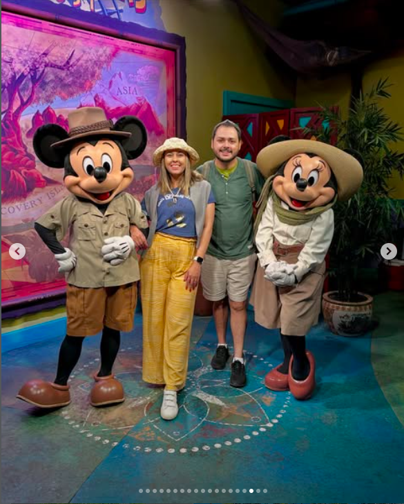 Karen e Vitor com Mickey e Minnie Mouse
