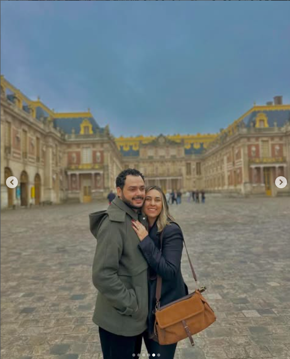 Karen e Vitor abraçados no Palácio de Versalhes
