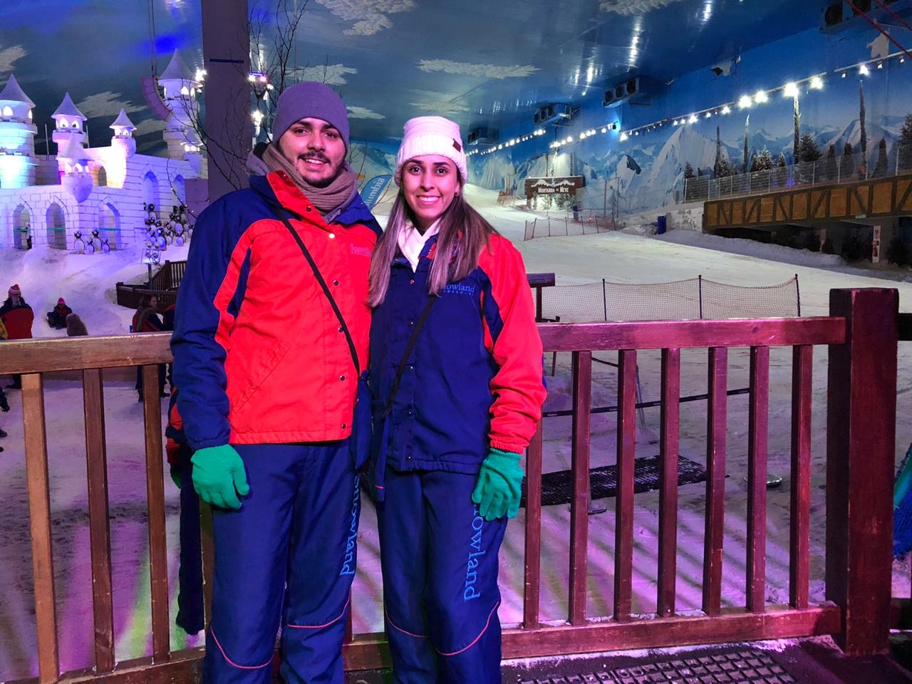 Karen e Vitor no Snowland, parque de neve indoor, em Gramado