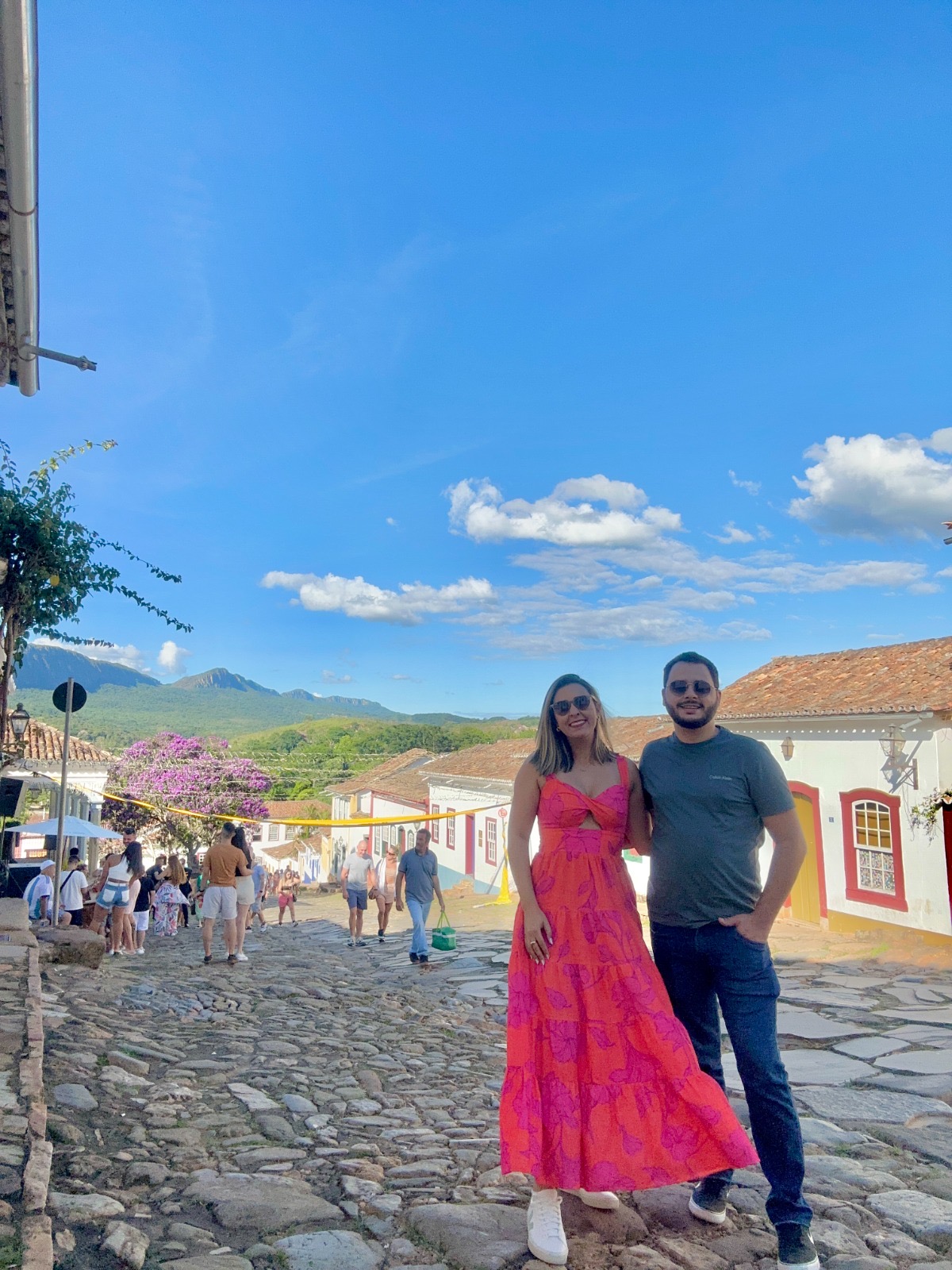 Karen e Vitor na rua de paralelepípedos, em Tiradentes