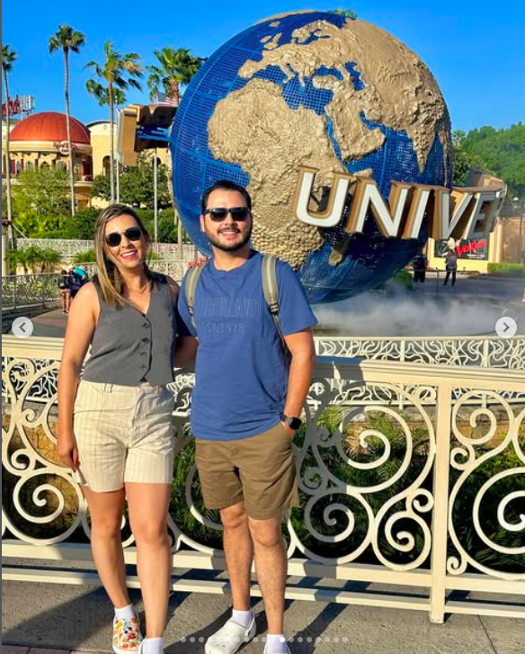Karen e Vitor no Universal Studios em frente ao globo